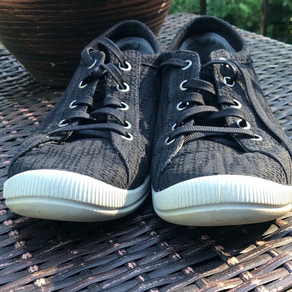 Keen Loralai Black Sneakers . Woman’s Size 8 - Picture 14 of 15